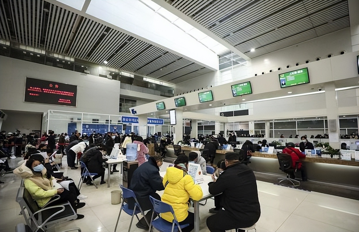 家长举报怀孕老师穿“透视装”，老师被处分，学校处理结果惹争议