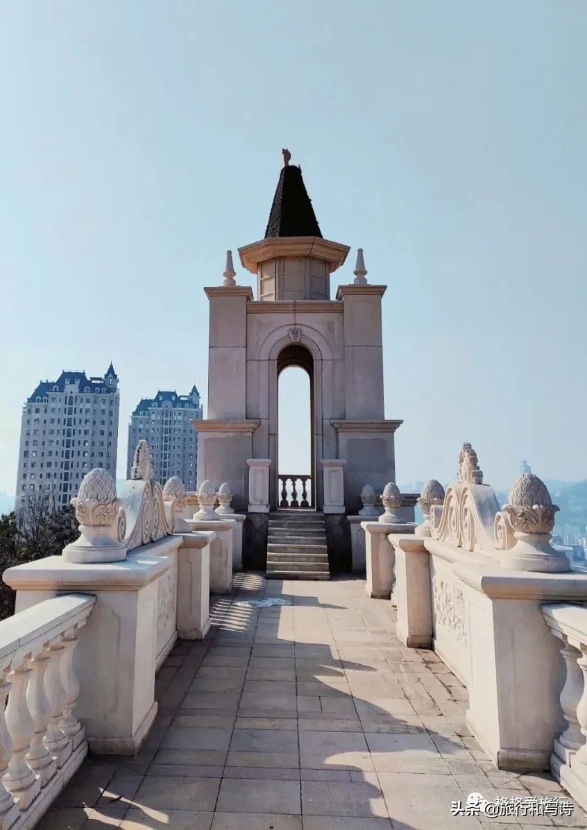 18,庙岭城堡观景台沿着泉水河一路向下游走,远远的就能看见一座白色的