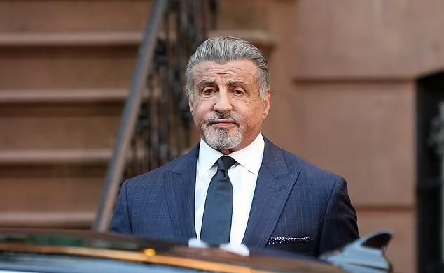 塔尔萨之王电视剧在线观全集(75岁史泰龙着西装的样子真帅!