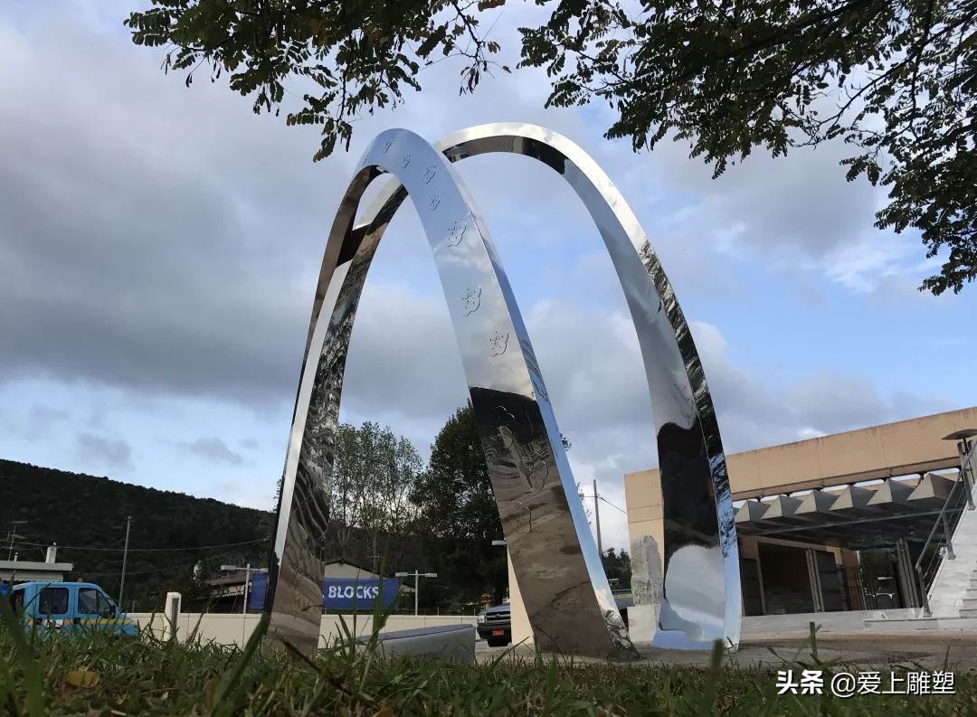 雕塑造型结合了古希腊先贤亚里士多德的"∞"(无穷)理念,莫比乌斯环的