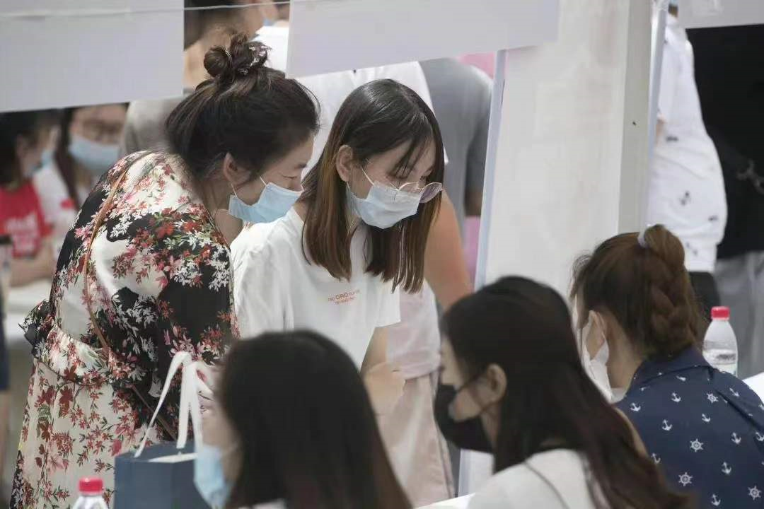 2022届毕业生预计1076万，“就业难”与“招人难”并存，卷到家了