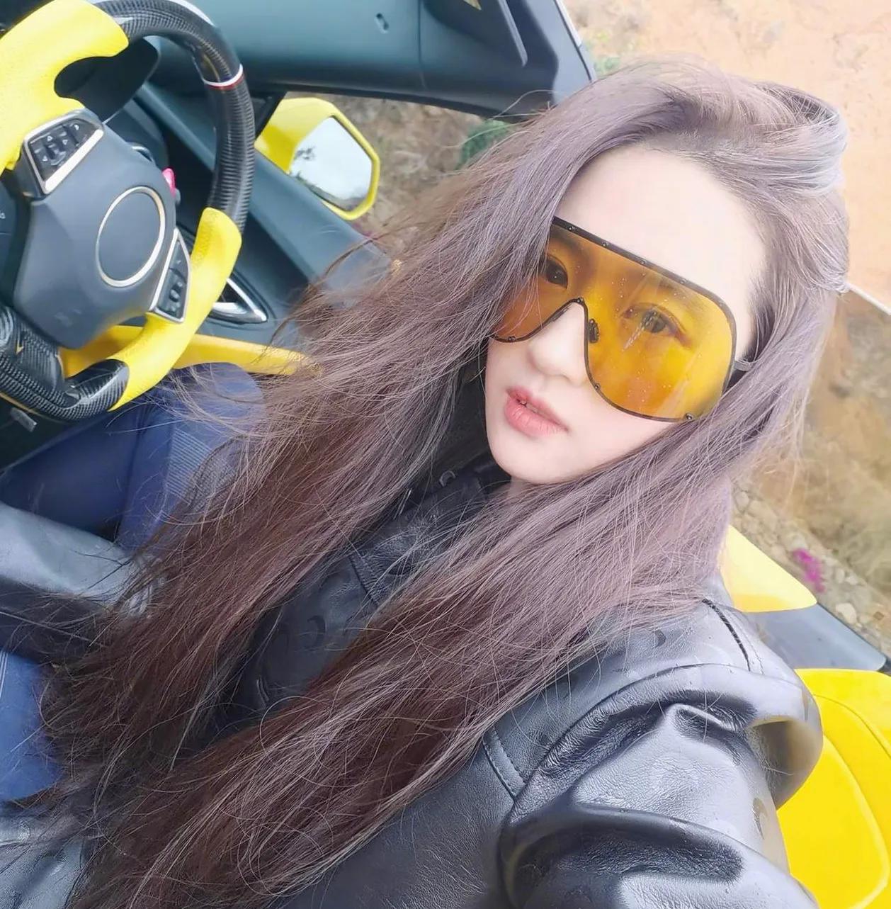 刘亦菲俏皮穿搭—别具一格，清雅脱俗，美到发光