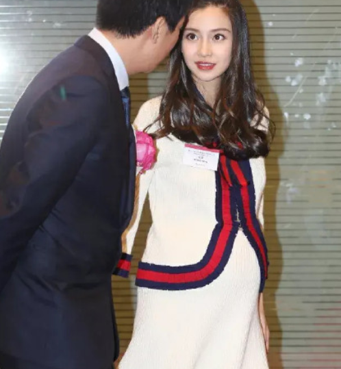 32岁Baby拍大片秀长腿!露一截细腰十分性感,穿抹胸裙秀精致锁骨