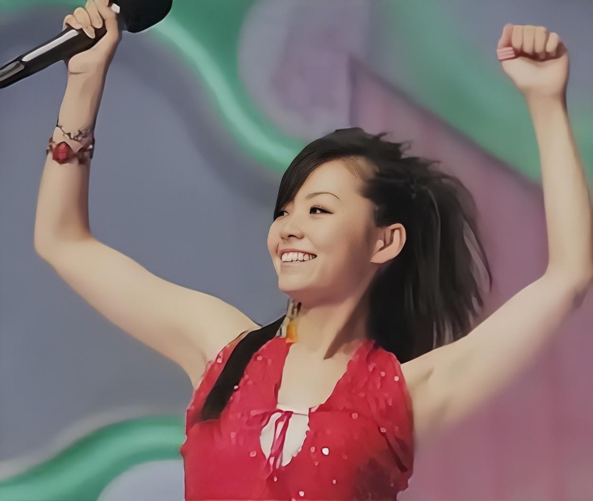 2005年,已经在酒吧驻唱7年的张靓颖终于等来了《超级女声》,正是这档