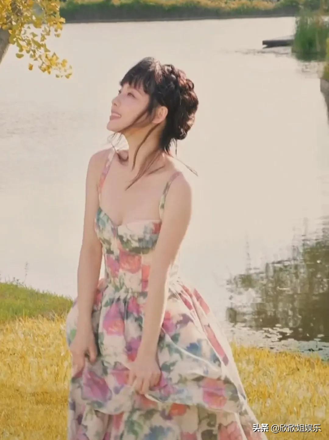 张嘉倪，身穿碎花裙，好漂亮啊