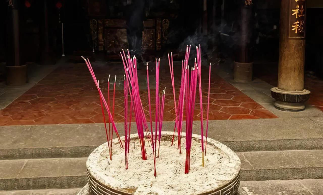 《人怕三长二短、香避二短一长》:三长两短指的什么意思(礼记中含有二的句子)