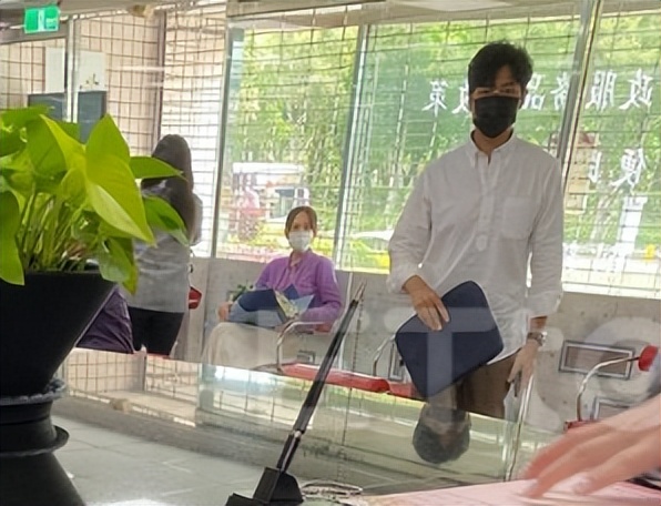 恭喜！陈乔恩跟男友领证结婚，现场大呼“我结婚了”，经纪人证实