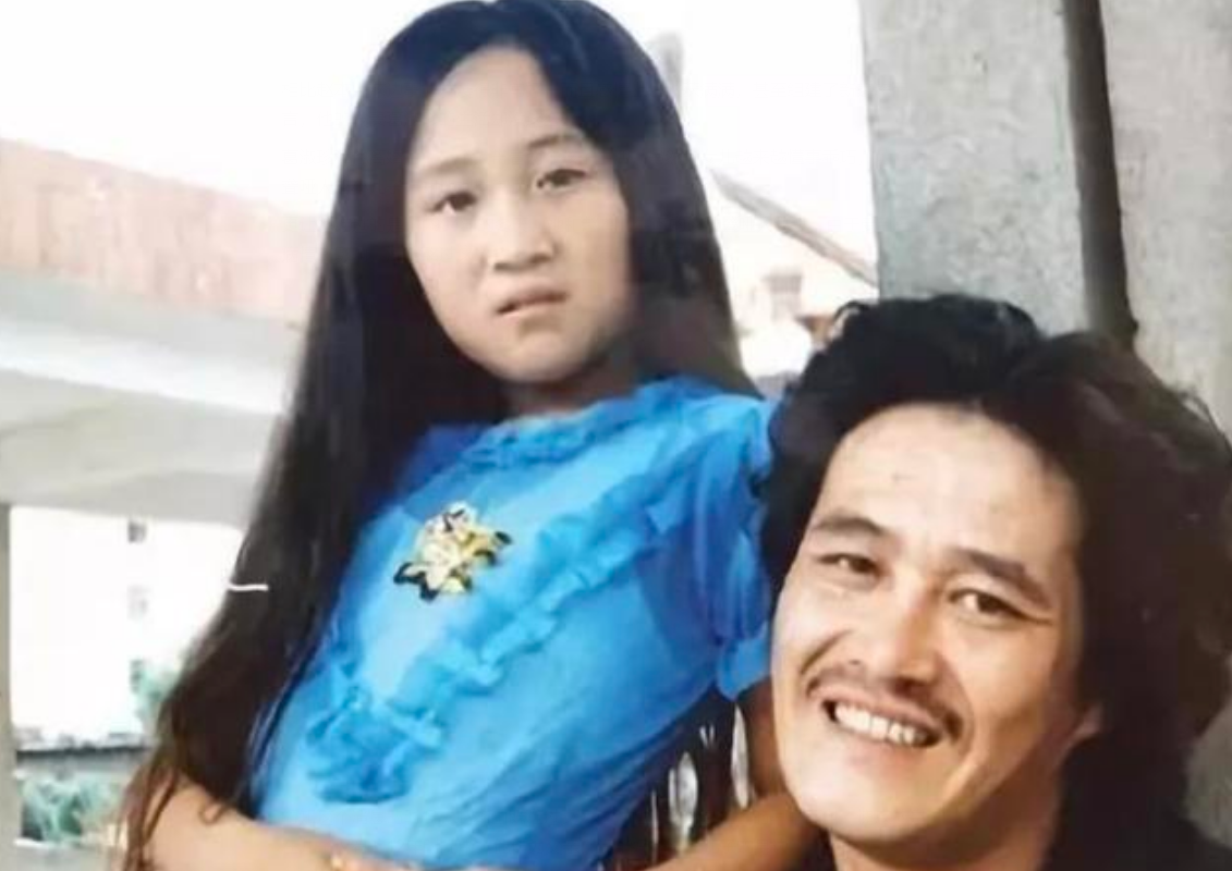 “小品王”赵本山：出身贫苦，成名后和发妻离婚，2婚娶小8岁娇妻
