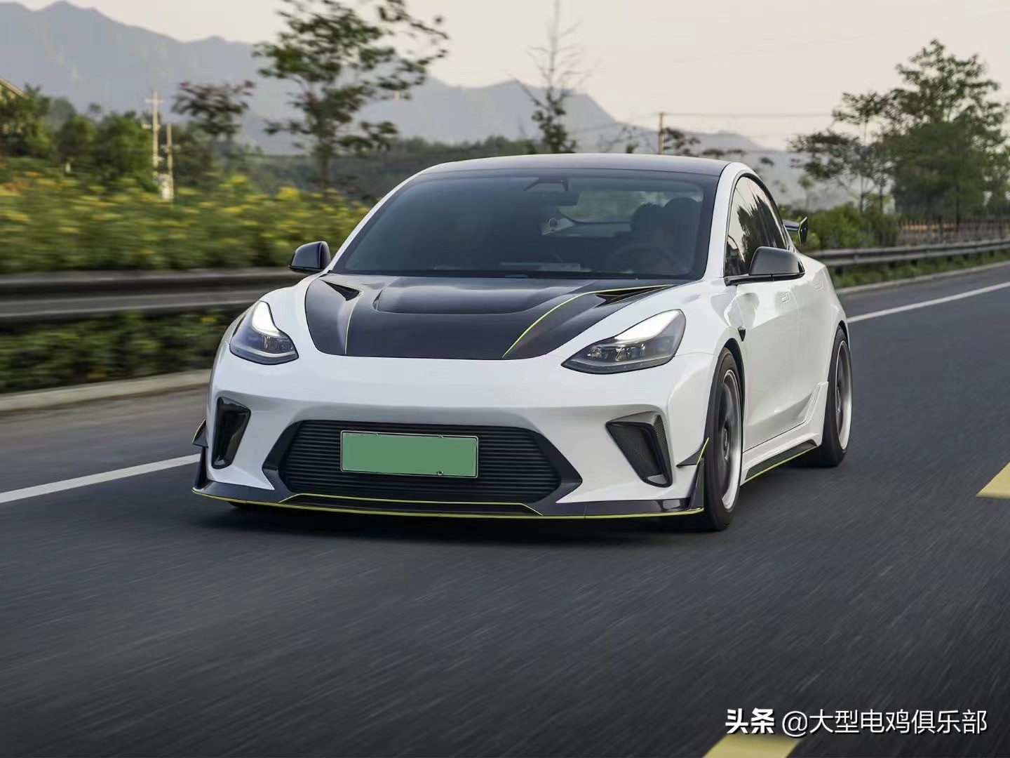 白色特斯拉model 3改装宽体套件