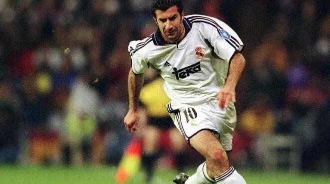 2002年皇马阵型是什么（记得2002欧冠冠军皇马主力阵吗？后卫卡洛斯，中场齐祖，前锋劳尔）