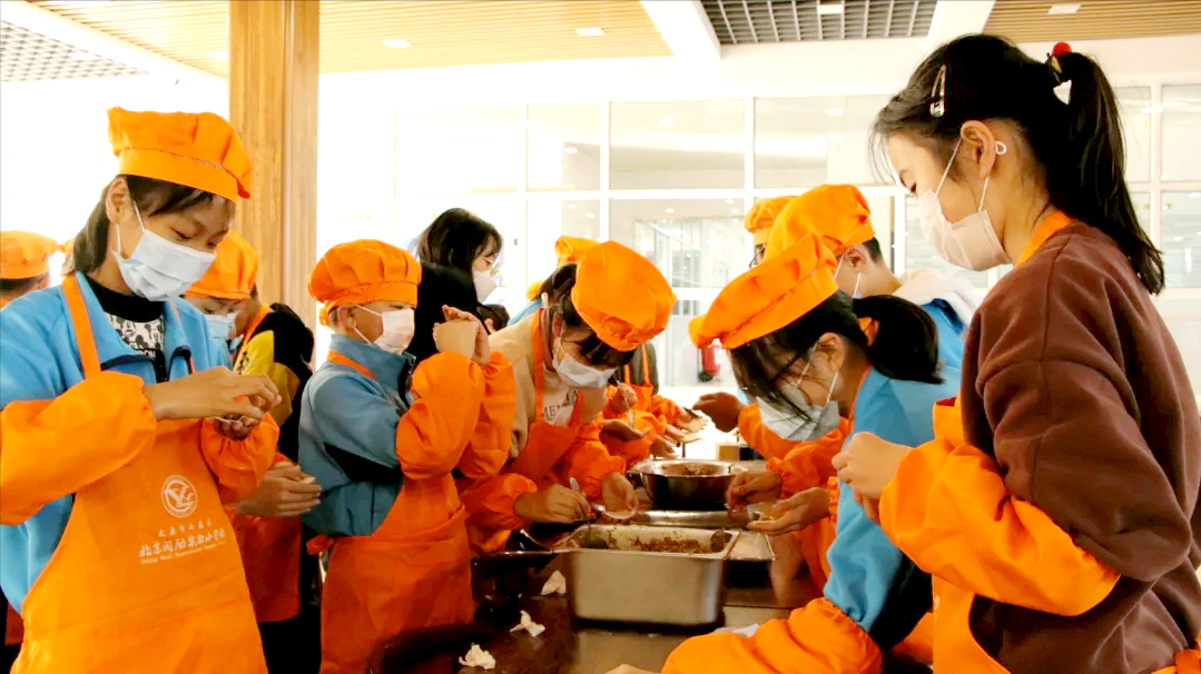 10000+饺子滚滚而来——闻励师生包饺子，话饺子，团团围坐吃饺子