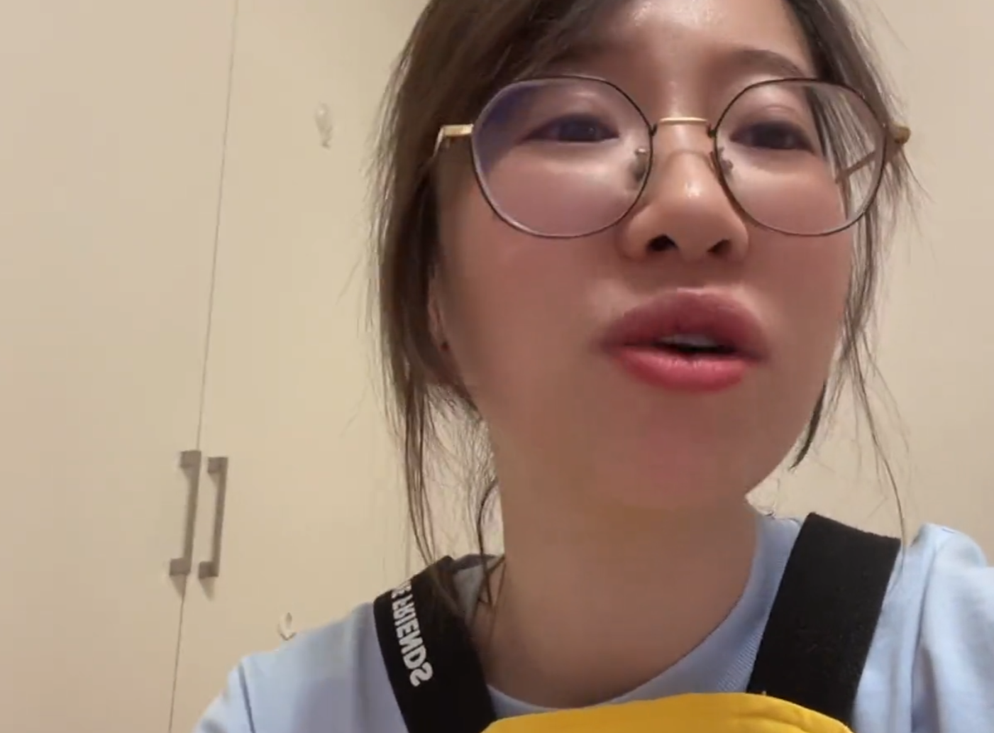 留学女大学生回国当住家保姆，亲妈将她拉黑，网友质疑想借此上位