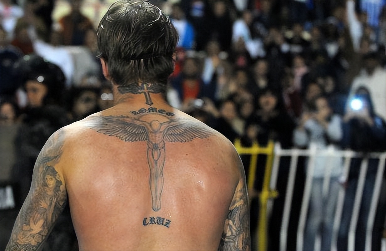 贝克汉姆的纹身风格(贝克汉姆身上60多个纹身，每个纹身都有故事，一行中文寓意深刻)