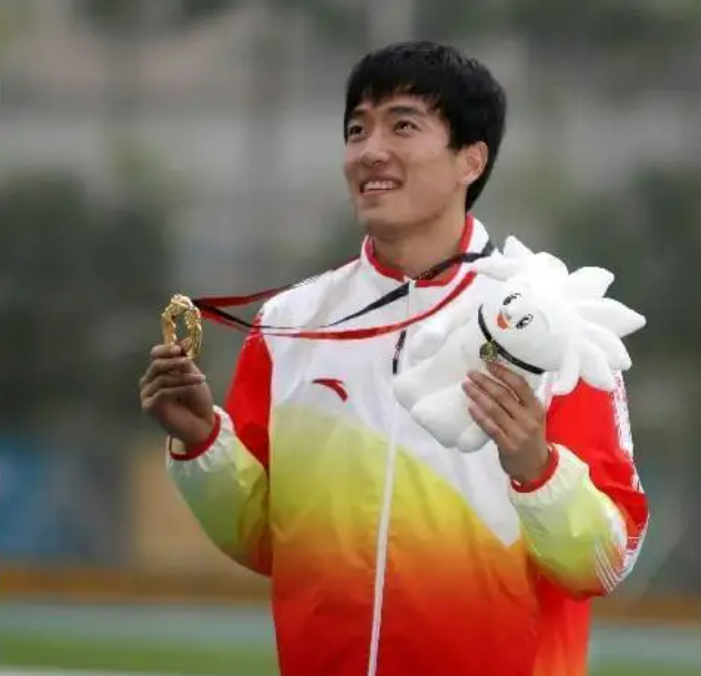 刘翔是不是假摔足球（世界冠军刘翔：我创造了亚洲的奇迹，却洗不掉人生那个“污点”）