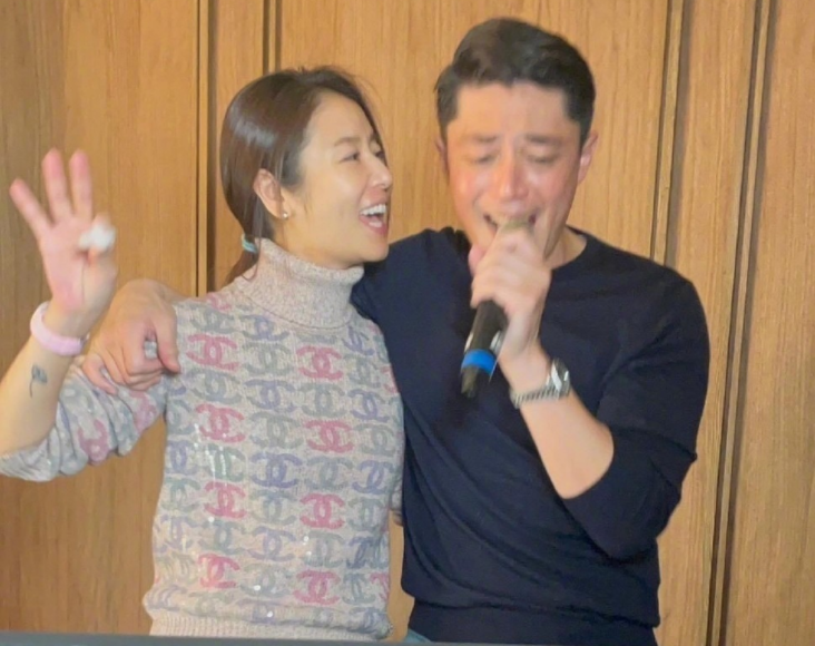 手牵手图片真实(林心如晒照庆47岁生日,与霍建华贴脸自拍显亲密,牵手