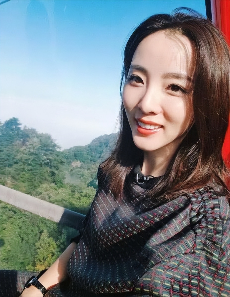 李思思:央视历届最年轻的女主持,事业巅峰嫁给初恋三年生二胎