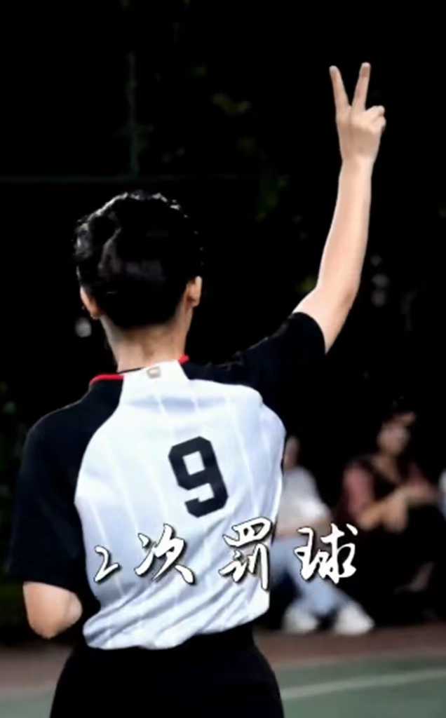 杭州高校女生担任篮球赛裁判员，表现惊艳又美又飒，评论区却酸了