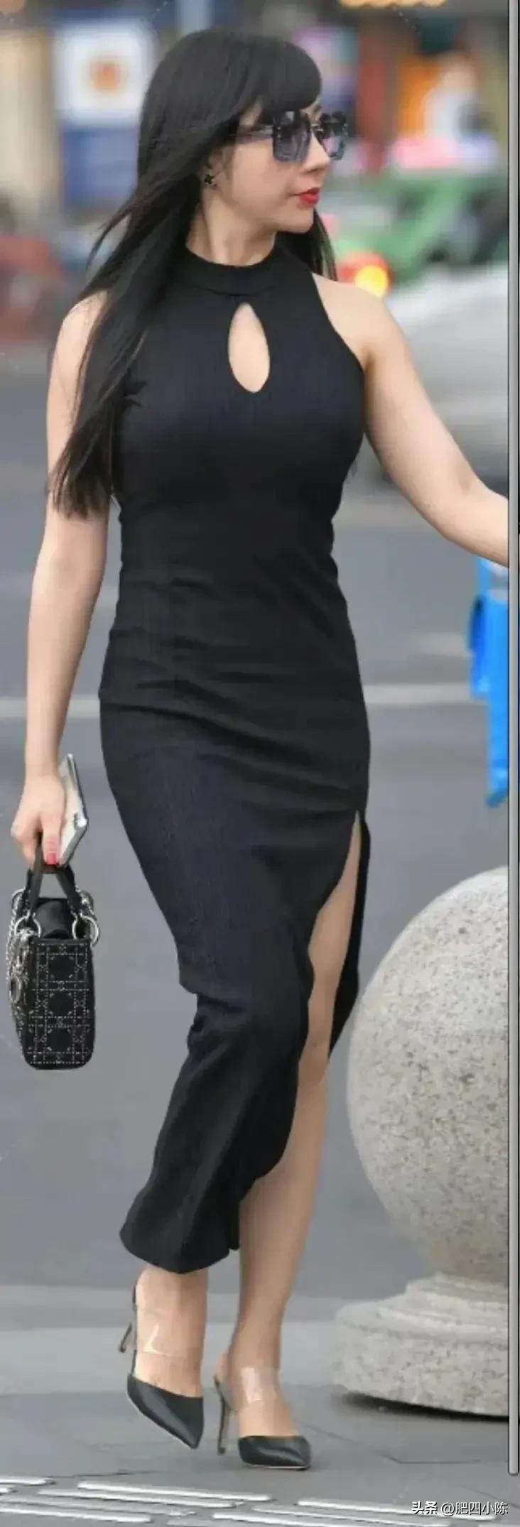 街拍时尚潮流女装，女生穿着银色的吊带上衣，秀出线条完美的长腿