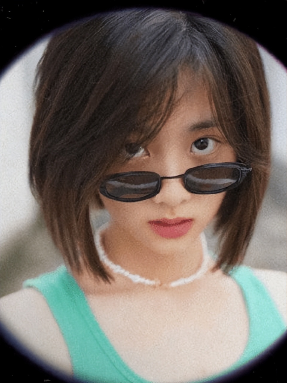 16岁黄多多晒自拍，穿吊带化淡妆甜美可人，颈上珍珠项链十分吸睛