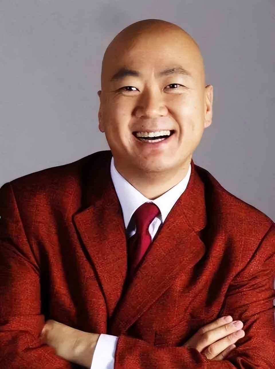 这不,我们今天讲的这位是占据春晚26年的一位小品演员郭冬临,他被老