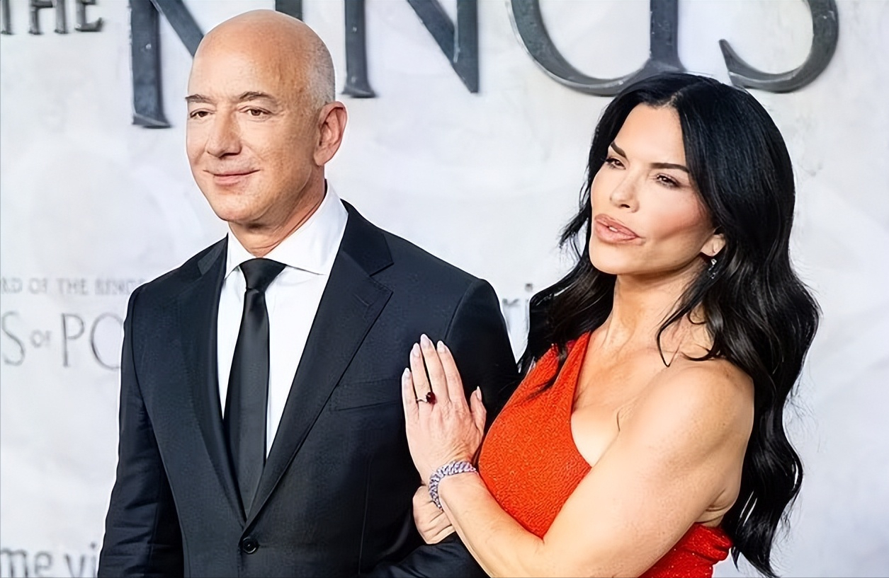 贝索斯和未婚妻又到巴黎秀恩爱!桑切斯穿低胸裙真性感,细腰很绝