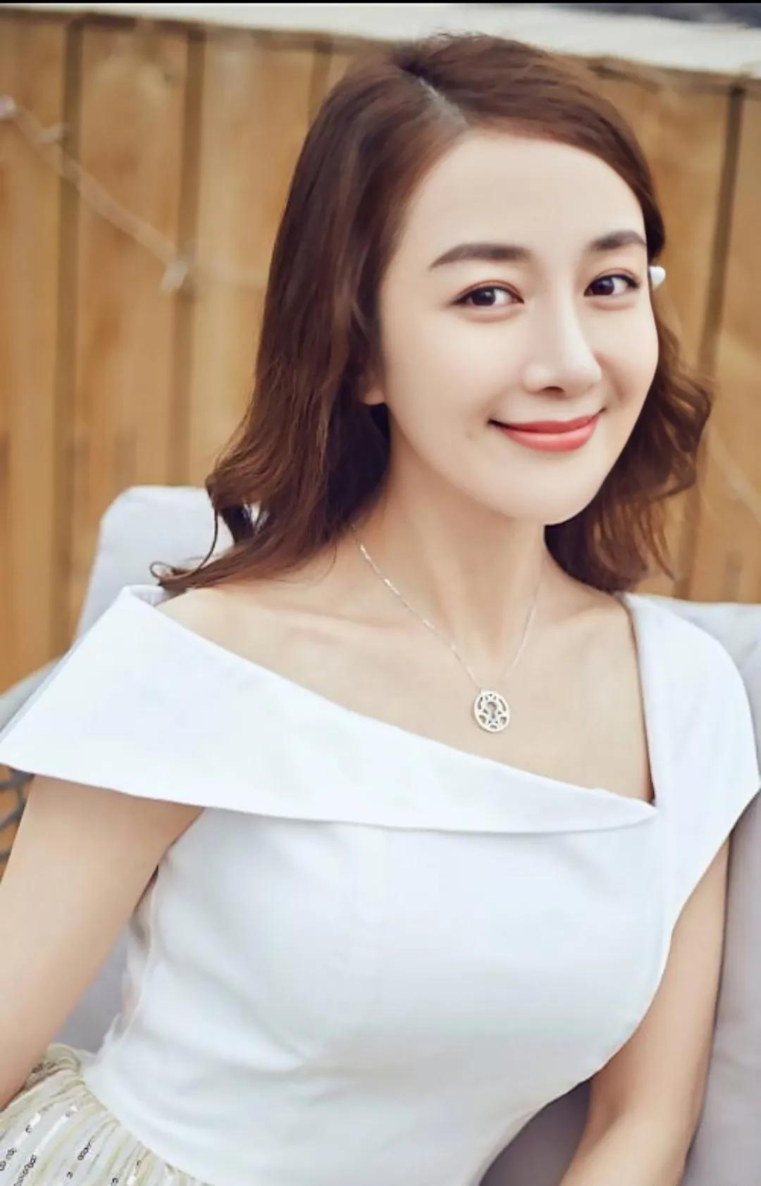 美女演员李依晓