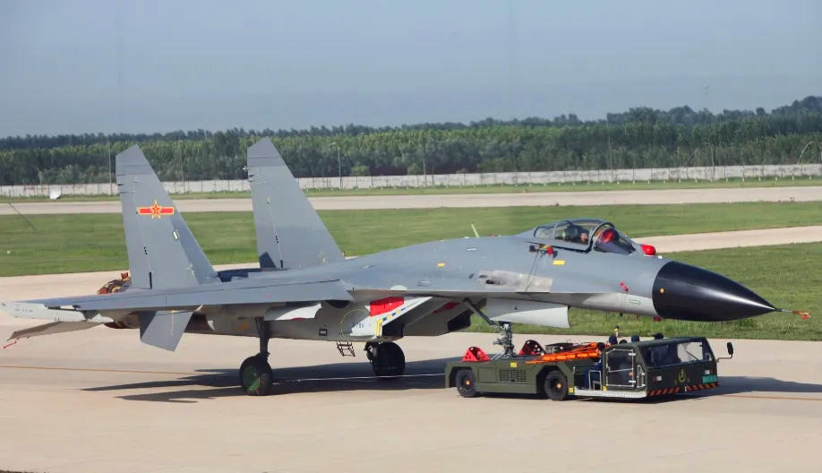 到底有没有升级aesa雷达?海航白头歼11bh亮相,还携带了pl10