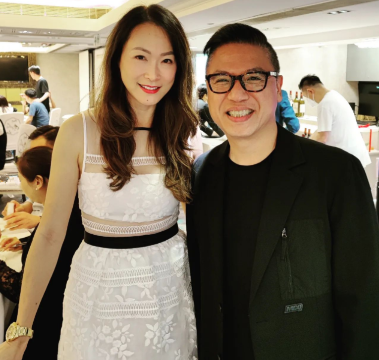 “长孙皇后”童爱玲罕露面，49岁皮肤紧致似少女，戴金表尽显阔气