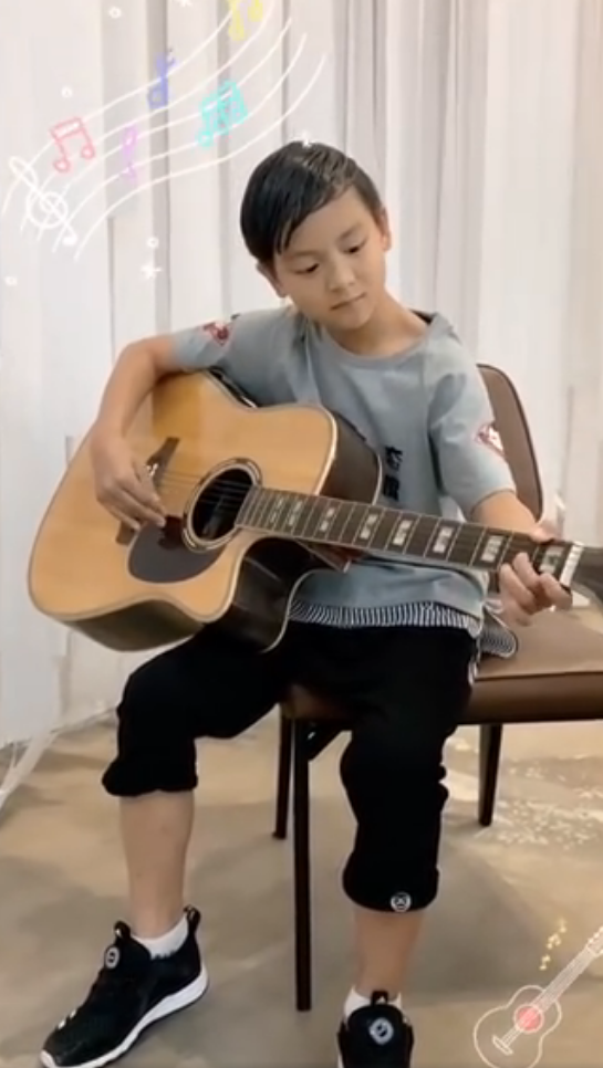 田亮夫妇带儿女露营，森碟和弟弟劈柴生火，干起活来一点不矫情​