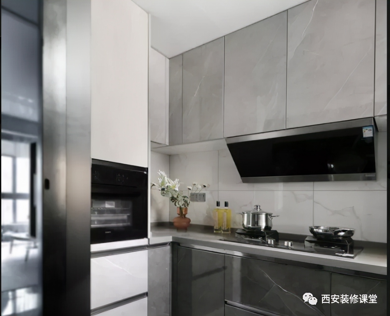 为了厨房视觉更好看,成就更多收纳,更多人选择了镶嵌隐藏烟机的做法.
