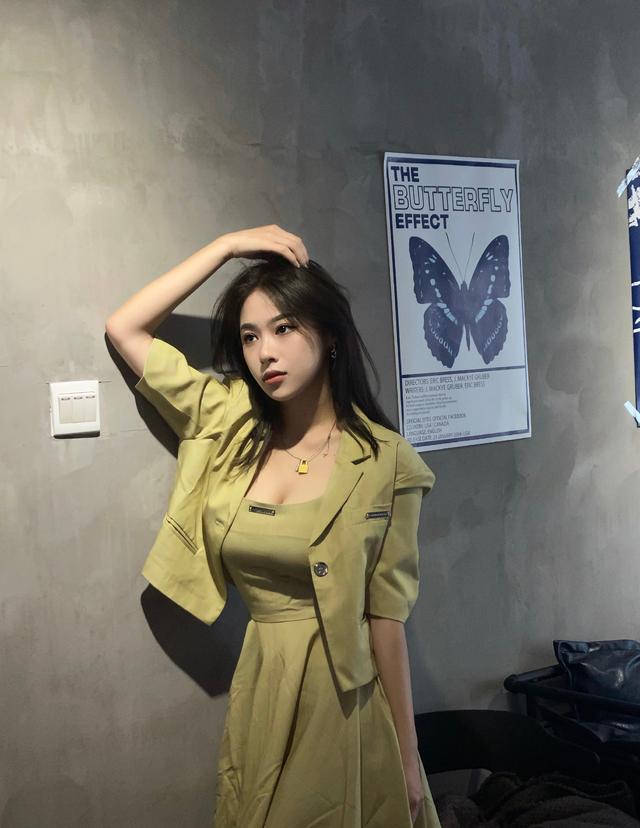 武汉大学校花火了，颜值出众，身材傲人，网友：复读百天上武大