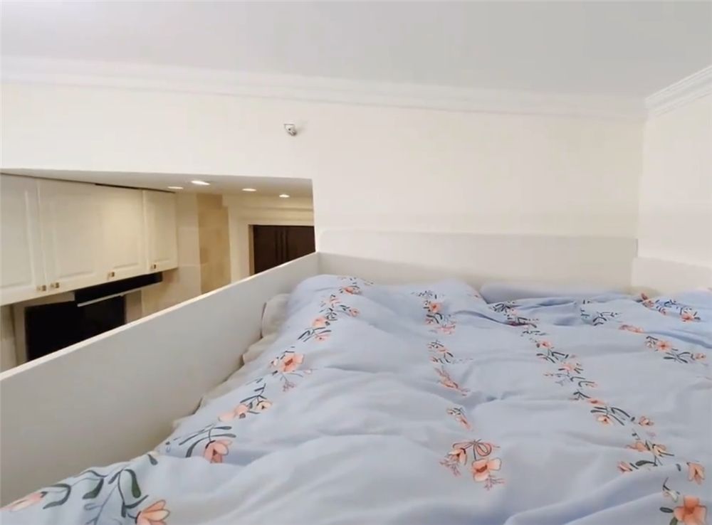 独居姑娘的28㎡小窝，利用层高做夹层卧室，她说：一人住太爽了