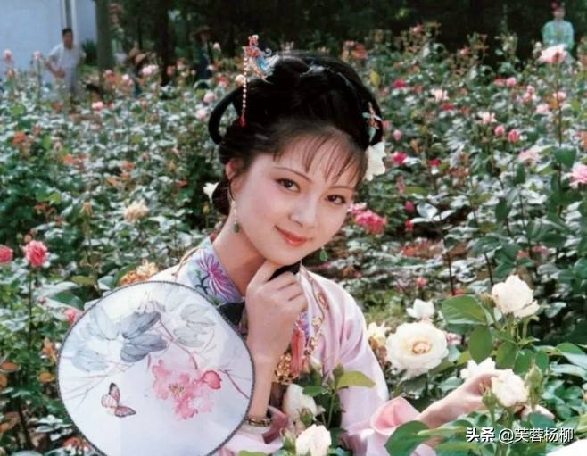 同是"宝玉看呆宝钗",老版胜在眼神清澈,新版猥琐还色眯眯的