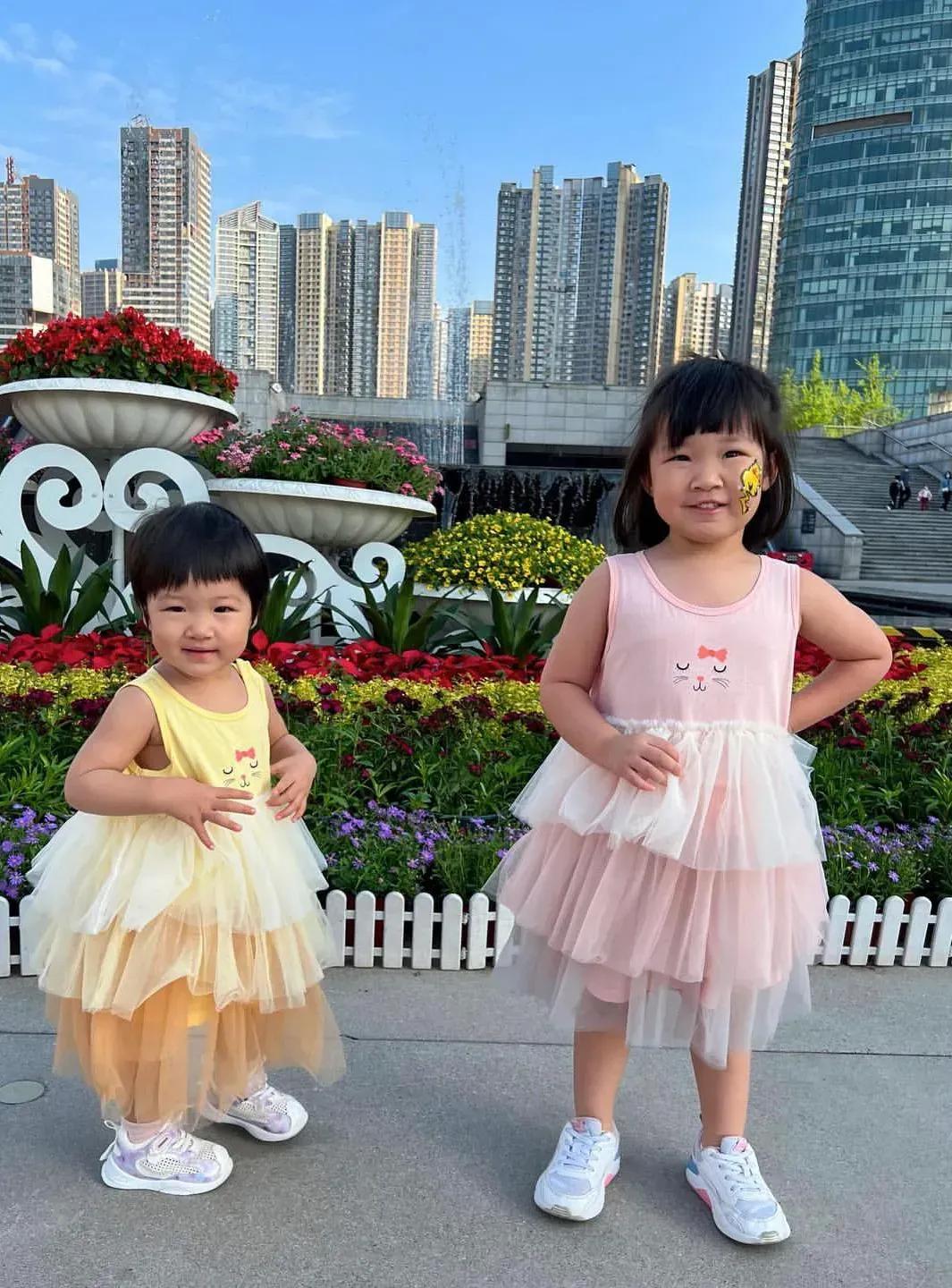 李亚男母女三人牵手游故宫画面有爱，gabby模仿妈妈跳起拍照太逗