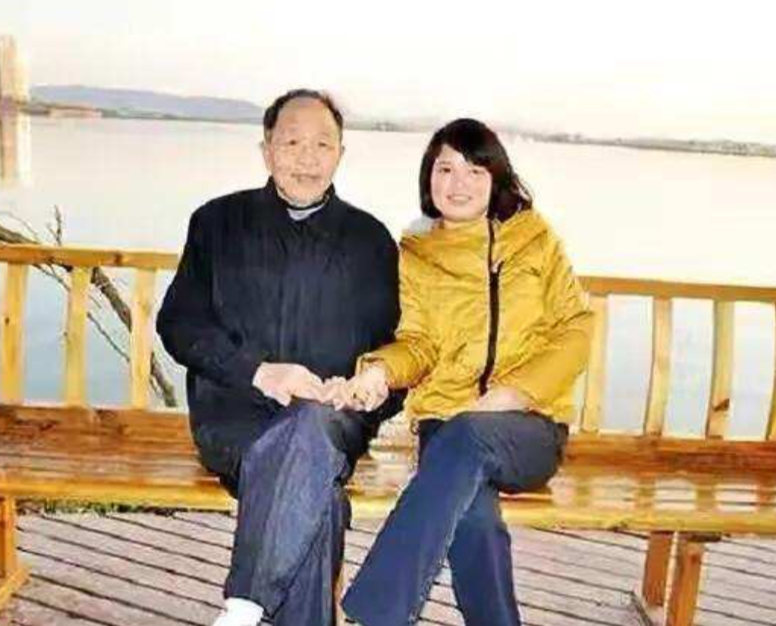 2012年街头环卫工身影：晨光中挥扫落叶的平凡英雄
