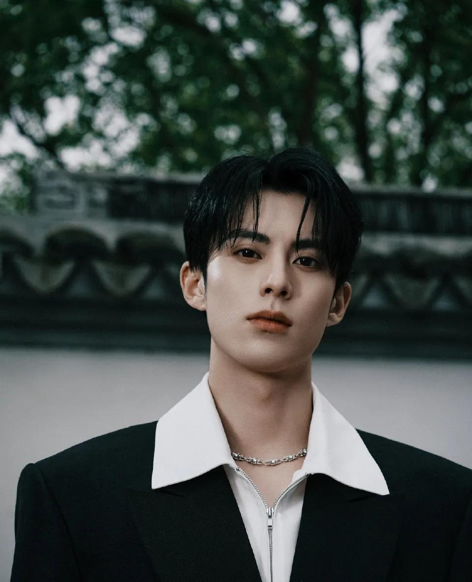 古装丑男？不，现代美男