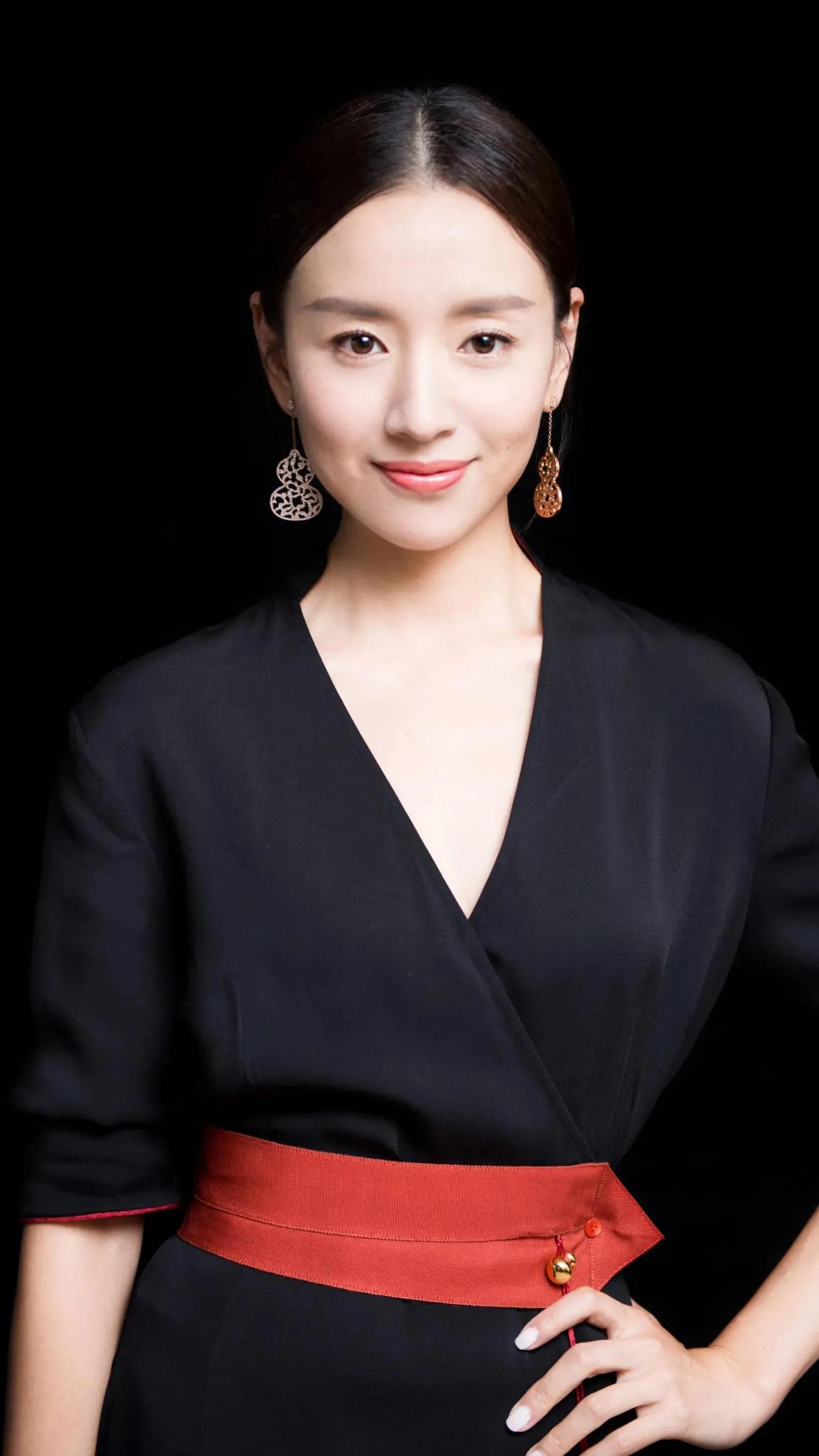 董洁：成熟优雅，气质如兰