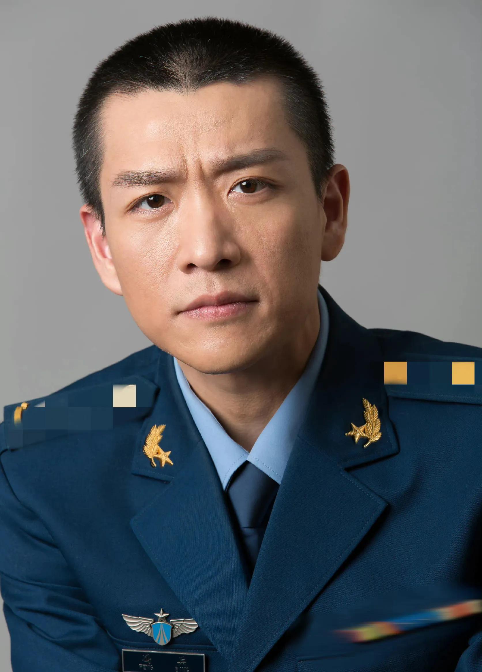 冯兵,是一名来自山东淄博的80后演员,演过几部戏,但算不上多出名!