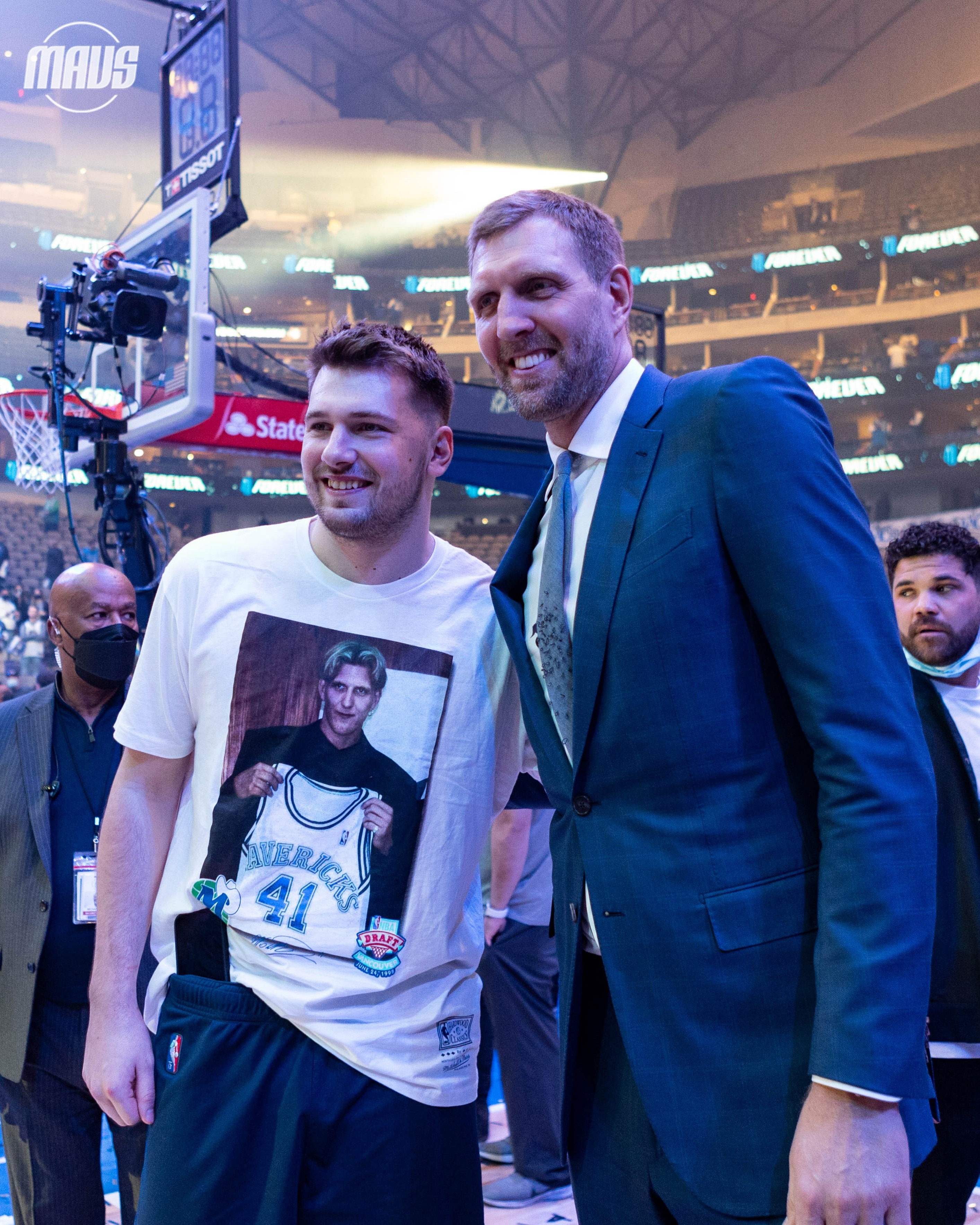 14号球衣篮球(诺天王德国14号球衣退役 现场响起mvp呐喊 库班基德到场