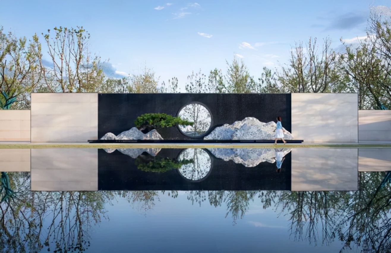 比如跟围墙结合在一起的景墙,主要是给景墙前面的