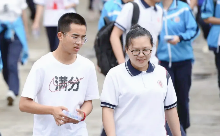 为何高考当天不能穿校服？班主任道出其中玄机，原来还有这层原因