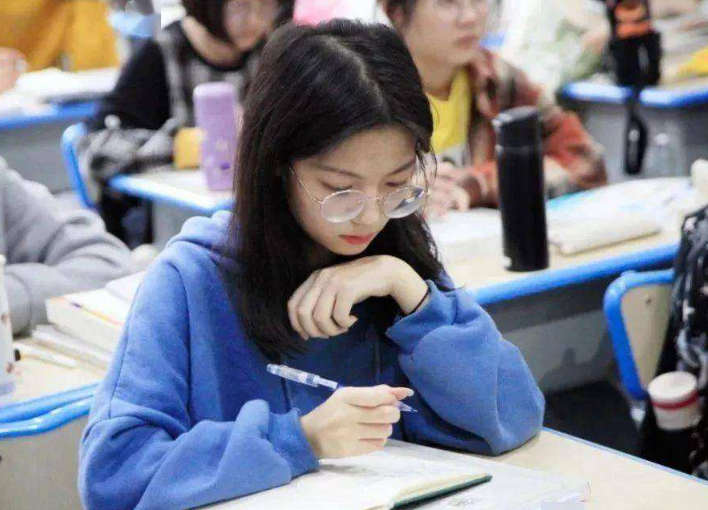 2022年新高考发生变化，有两个科目备受限制，教师也濒临“失业”