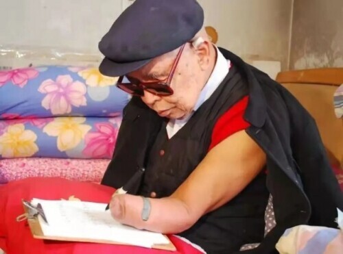 放下锄头拿起笔(长津湖战役幸存者：17岁失去四肢和左眼，89岁活成传奇，感动中国)