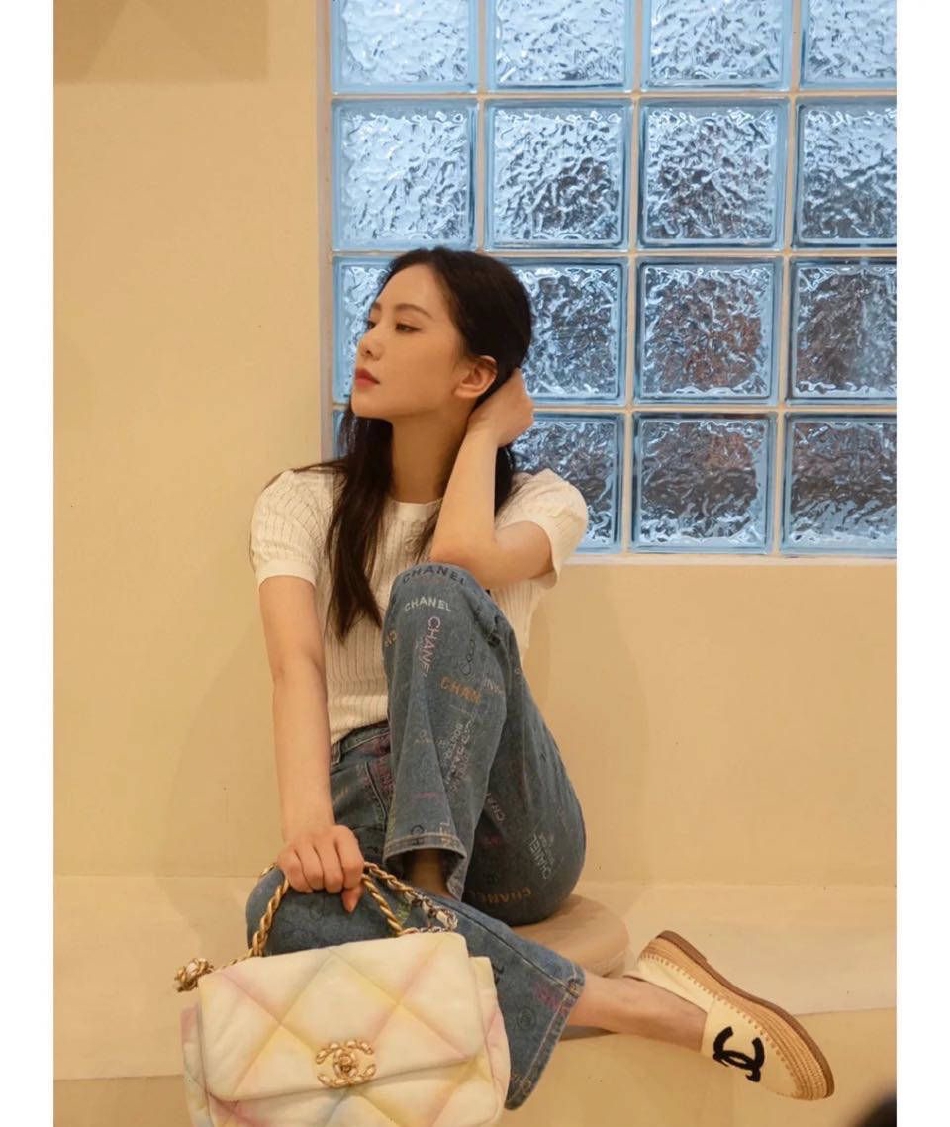 安静的美感！刘诗诗最新美照来了