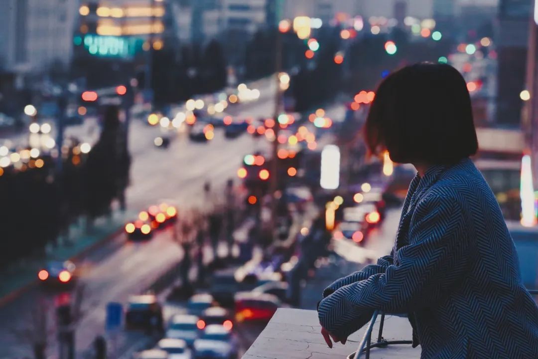 被规训的她们：在束缚中寻找自我解放的微光