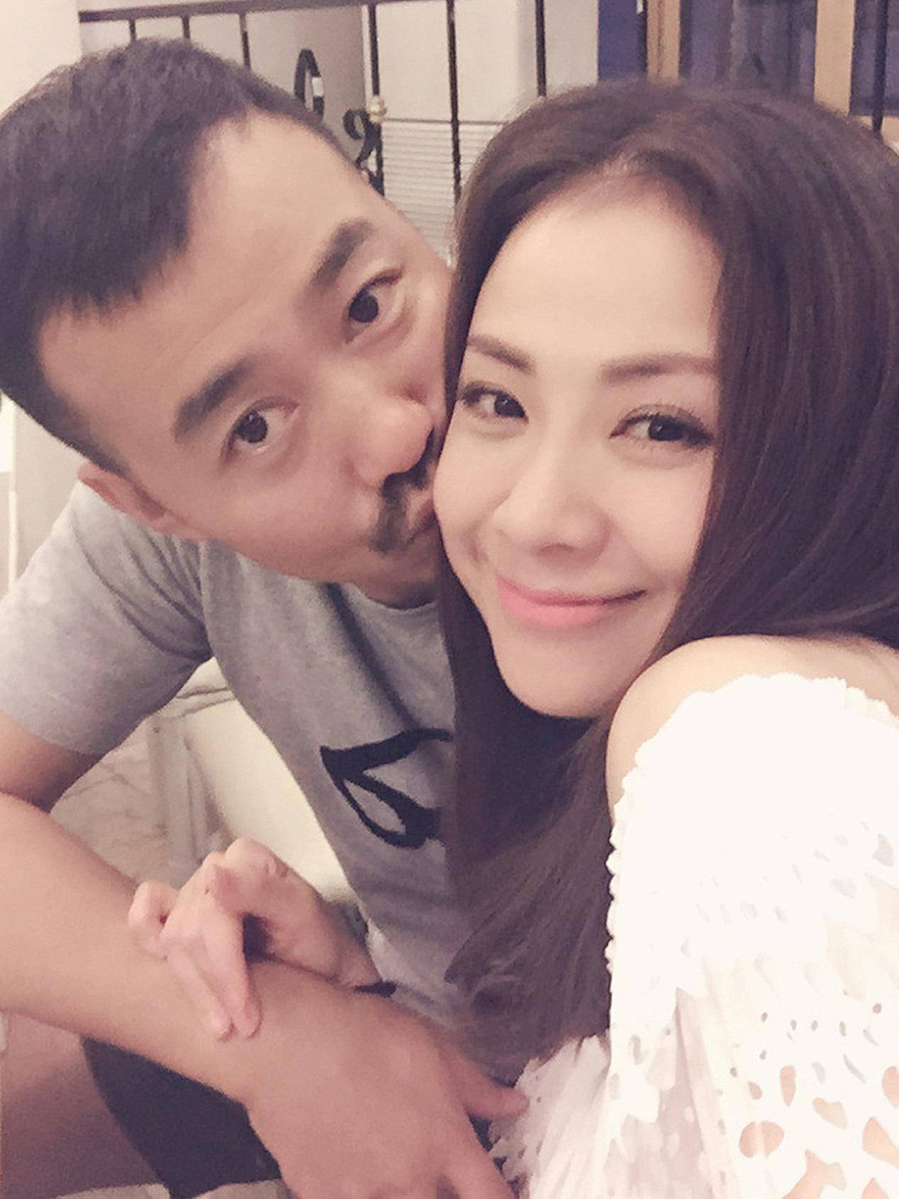 而黄俊淇专注事业,早已经身家过亿.