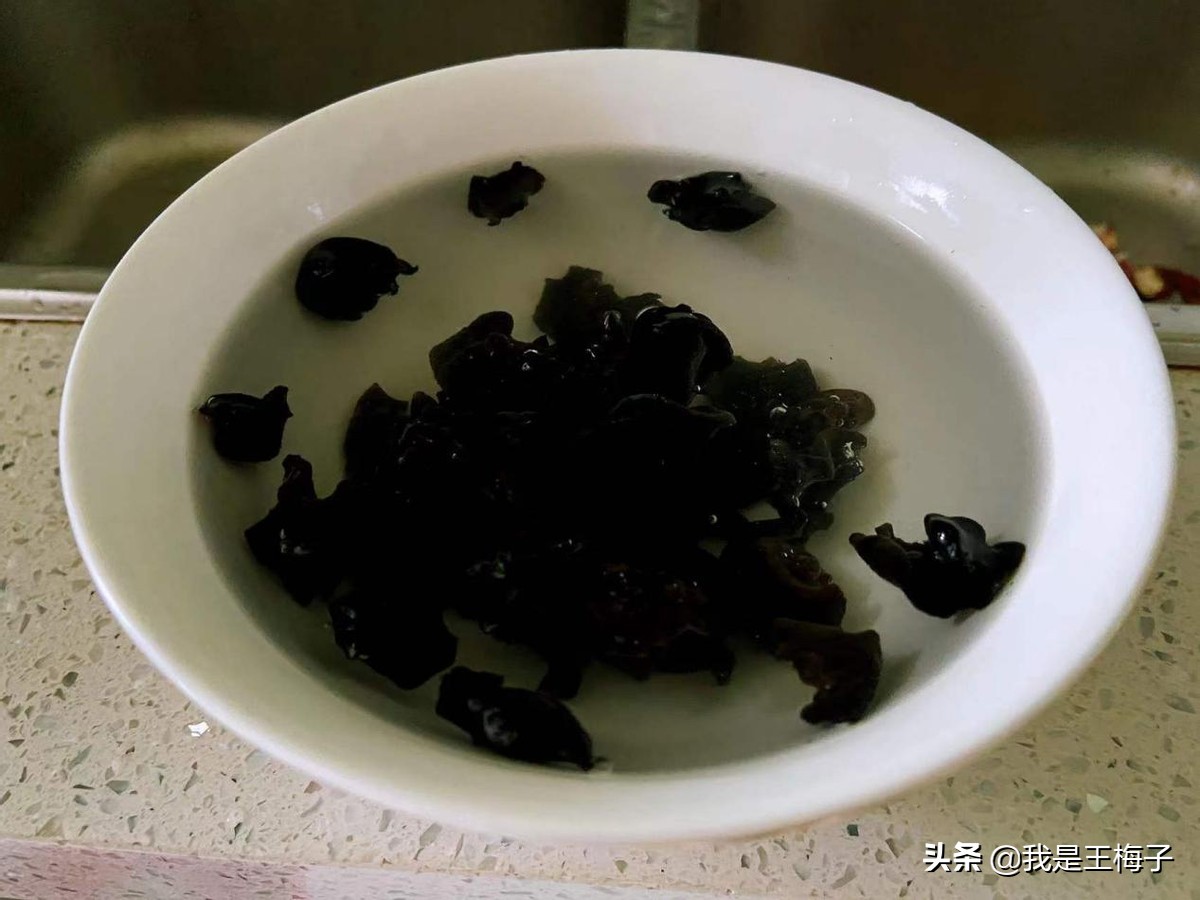 马上要过年，教你用2分钟快速泡发香菇、木耳等干货，实用还简单