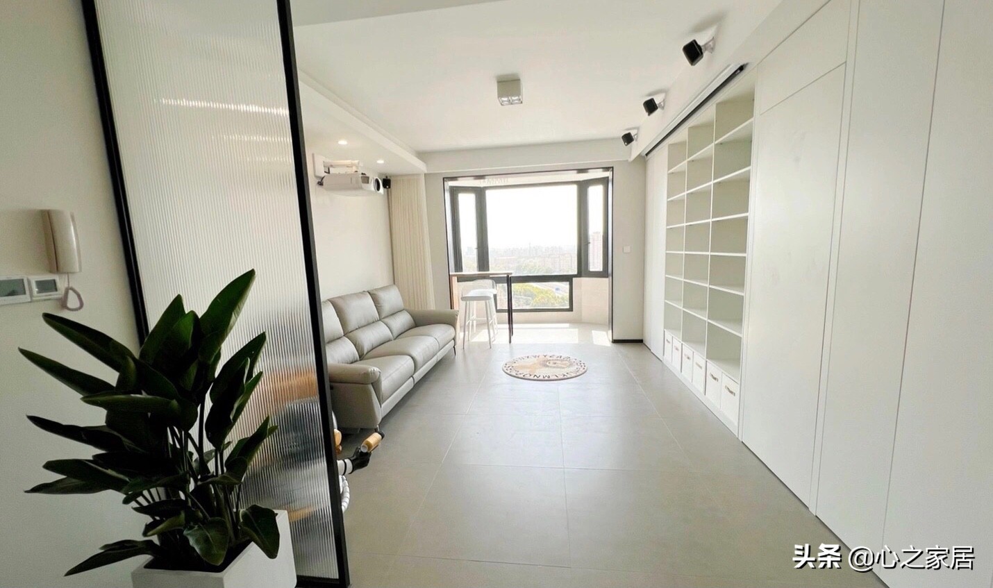 80㎡两室两卫装修的简约别致，空间利用充实，主卧衣帽间独特时尚