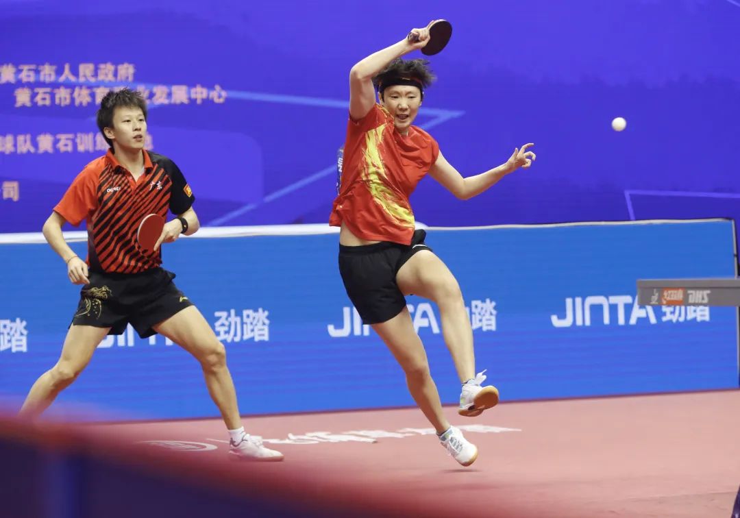 混雙乒乓球幾局贏（林高遠(yuǎn)／王曼昱4比2勝王楚欽／孫穎莎，時(shí)隔三年再奪全錦賽混雙冠軍）