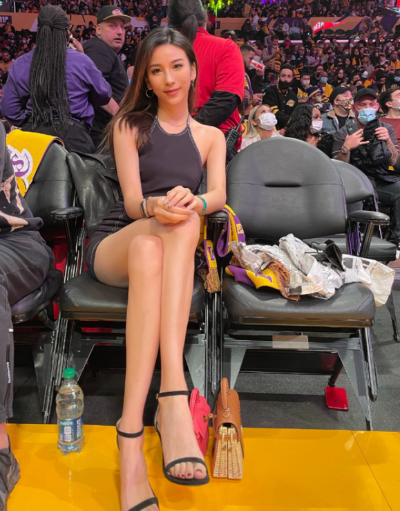 nba中国记者有哪些(爱了，爱了！中国NBA女记者意外走红，比湖人“女球迷”更有气质)